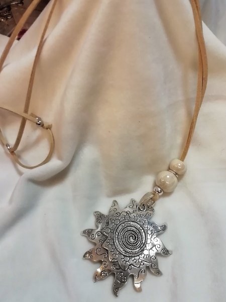 Collana ciondolo sole e ceramica color beige